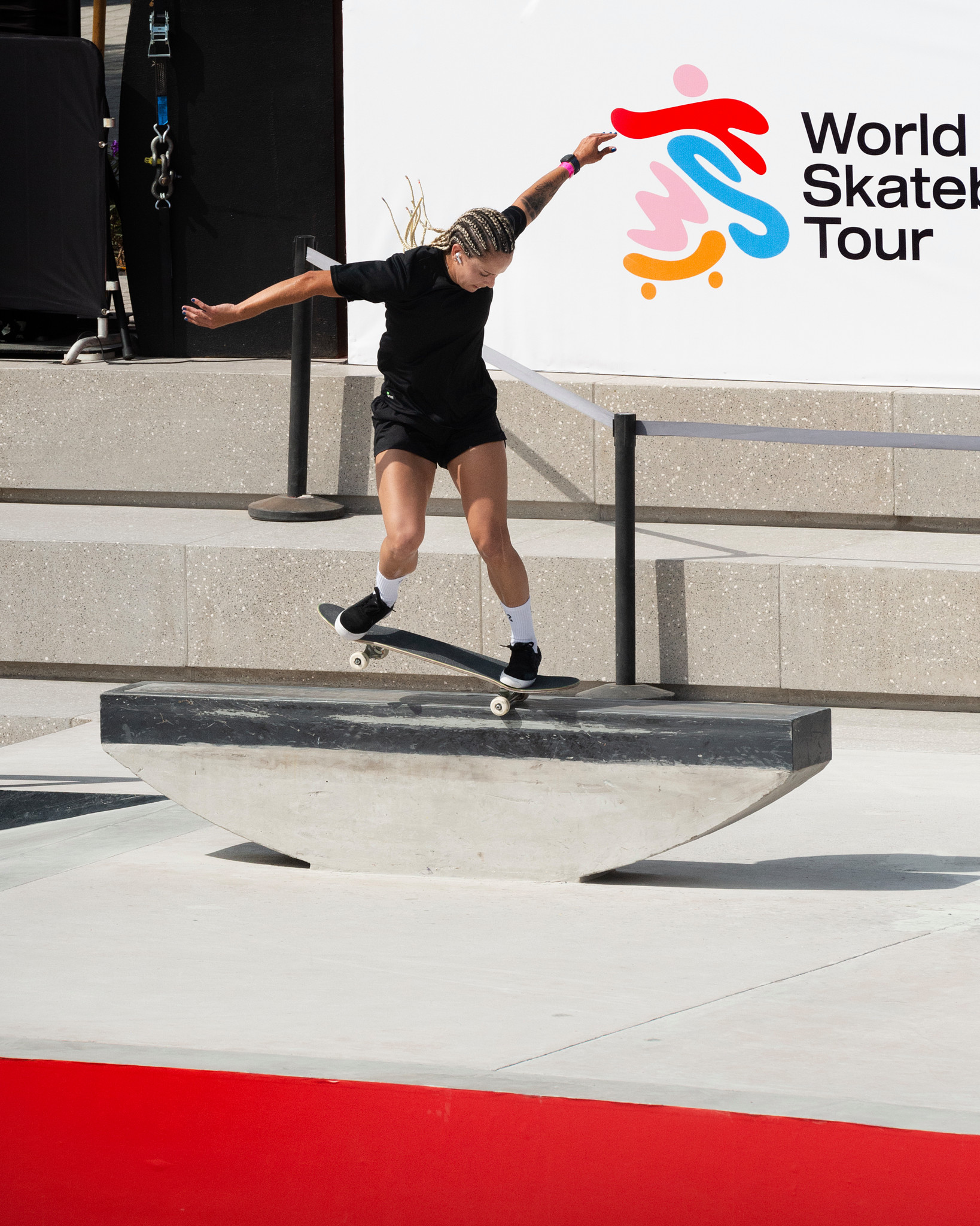 Eigentlich ein idyllischer Anblick. Nackte Haut sollte dieses Bänkli jedoch lieber nicht berühren, im Sommer heizt es sich in der Sonne nämlich extrem auf.